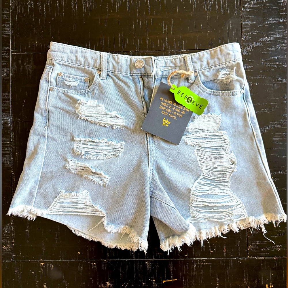 NWT: Trendy frayed jeans shorts sz: 27